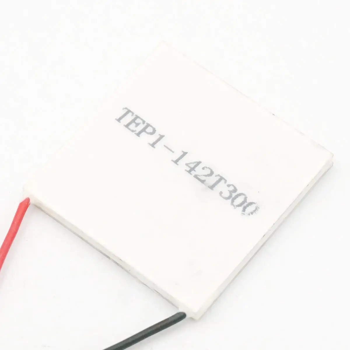 40x40mm Ceramic Heatsink Thermoelectric Cooler Peltier Cooling Plate TEP1-142T300 Refrigeration Module