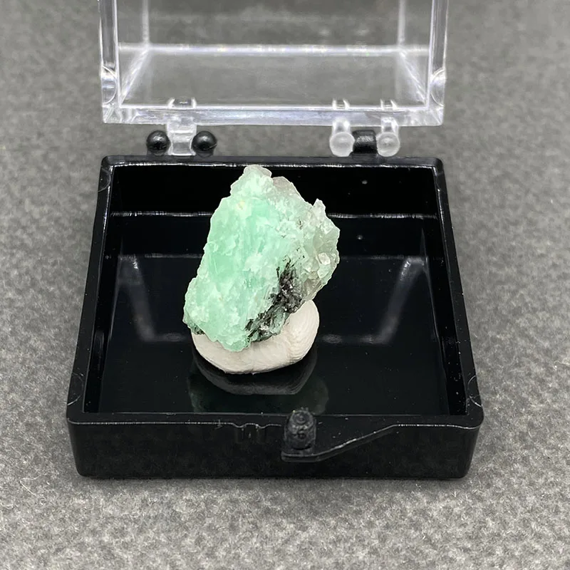 100%  Natural Emerald Mineral Specimens Stones and Crystals Healing Crystal   +Box size:35*35*35 mm