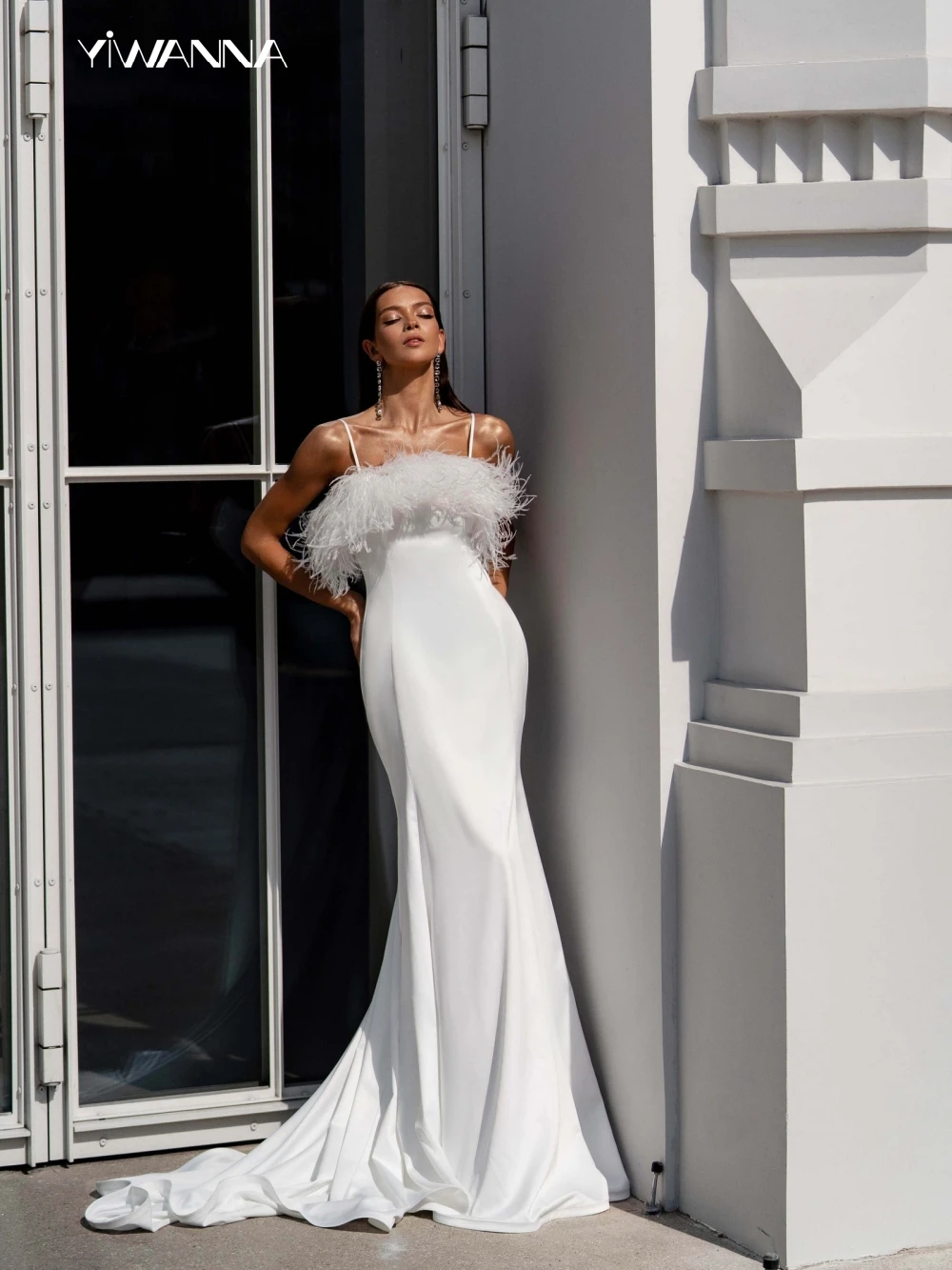 

Graceful Spaghetti Straps Wedding Dress Luxury Feathers Bride Robe Classic Satin Mermaid Long Bridal Gown Robe De Mariée