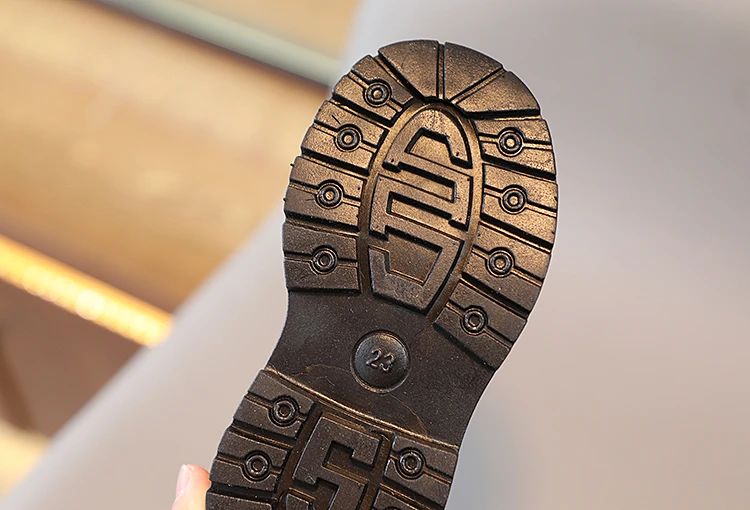 Detail der flauschigen Innenseite der Schneestiefel