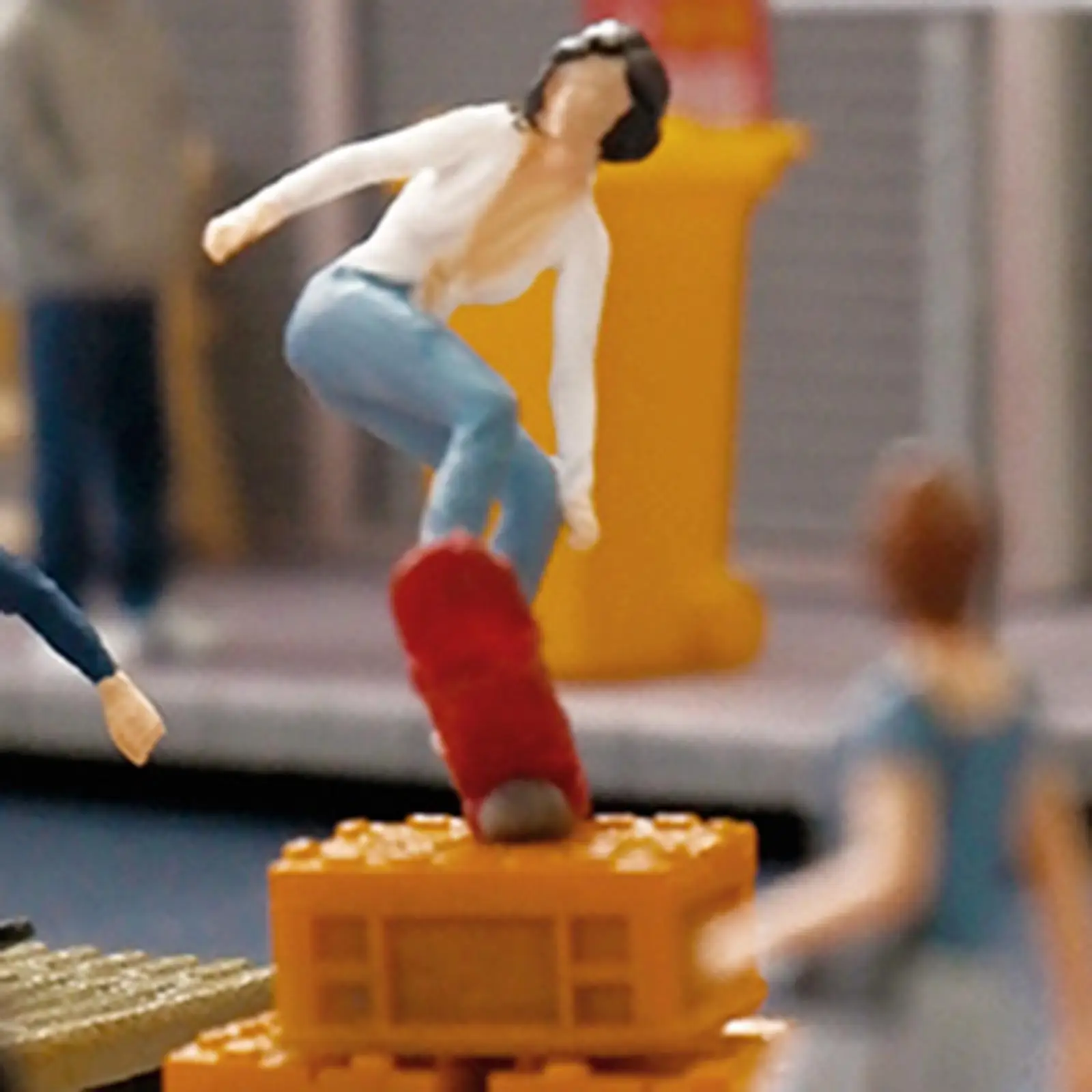 

Миниатюрная фигурка в масштабе 1/64, миниатюрный скейтборд для девочки, украшение для кукольного дома, Коллекционная модель, строительные наборы, модель поезда, датчик S