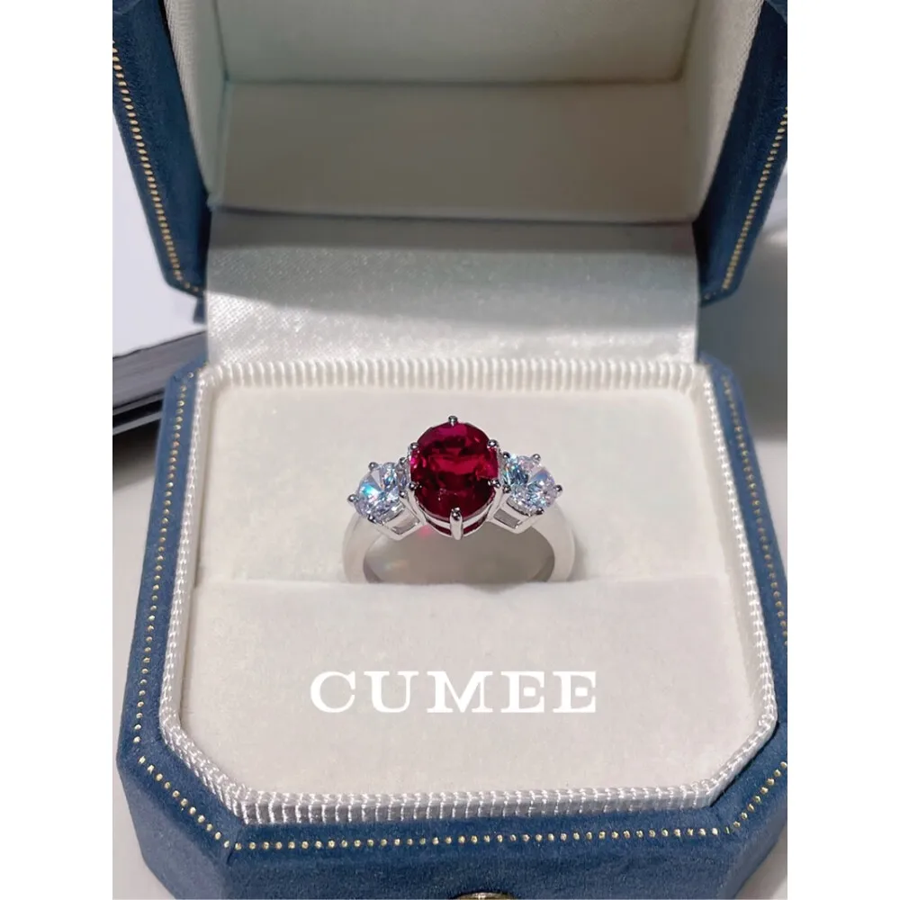 CUMEE 클래식 작은 캐럿 쓰리 스톤 재배 루비 원석 레드 반지, 금도금, 아내 및 여자 친구 선물