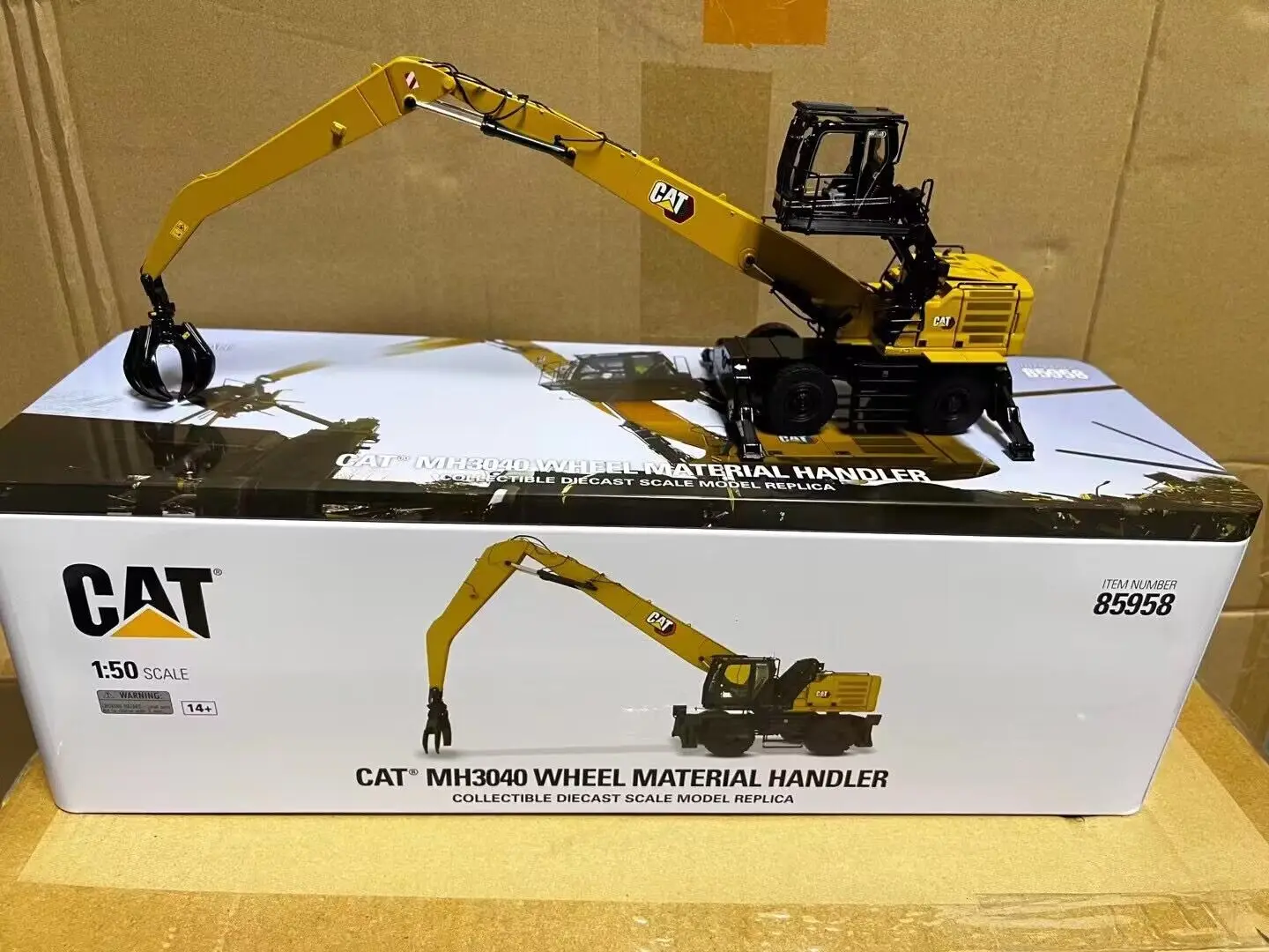 Cat MH3040 Wheel Material Handler 1/50 Scale Metal Model By DieCast Masters DM85958 New in Box