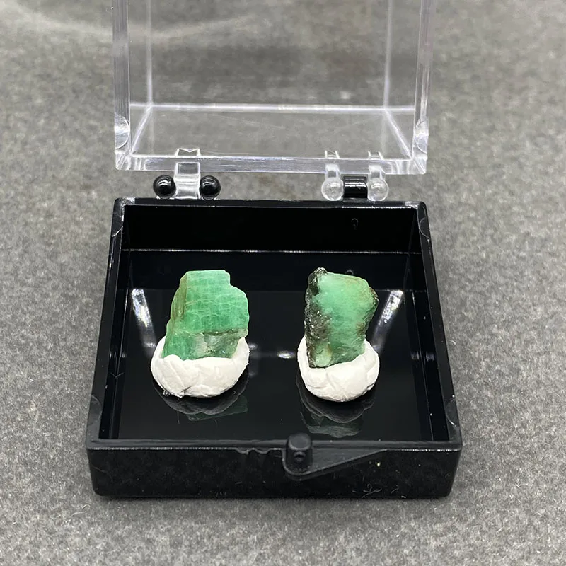 100%  Natural Emerald Mineral Specimens Stones and Crystals Healing Crystal   +Box size:35*35*35 mm