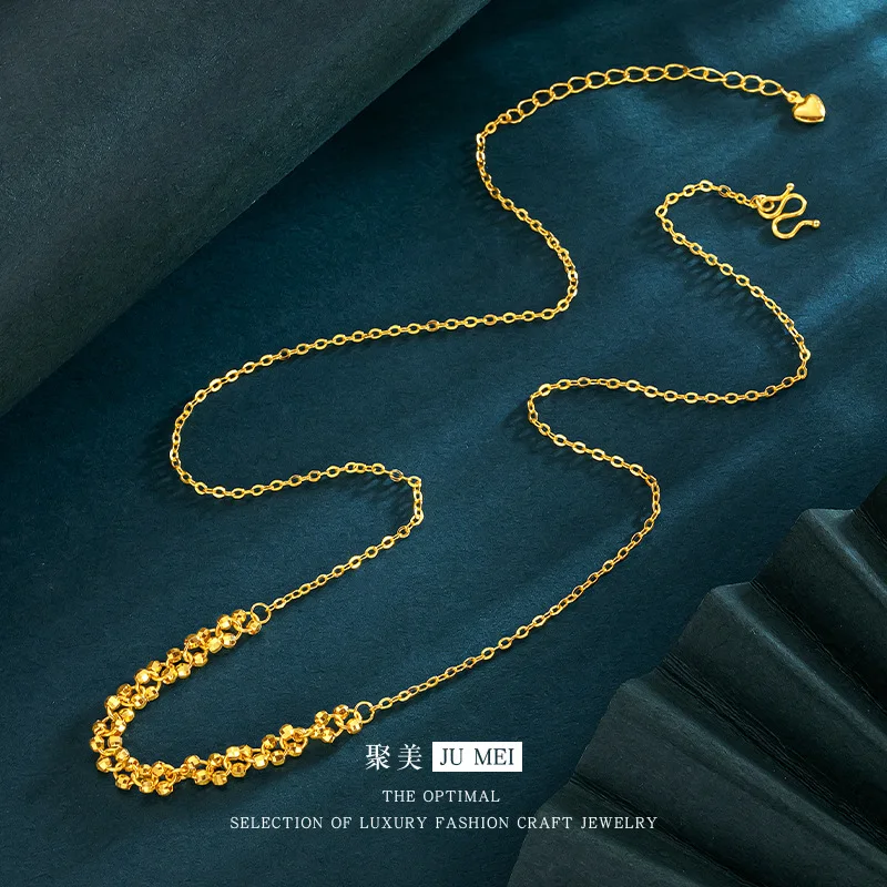 أضيفي رونقاً متماثلاً لعنقكِ ويدكِ معاً في آن واحد