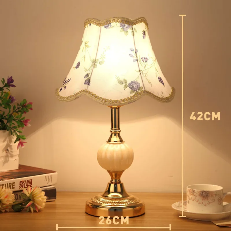 Lámpara de escritorio de cristal Simple de estilo europeo, lámparas de noche para dormitorio de tela Retro, luz de mesa de hierro forjado clásica, iluminación nocturna de lujo