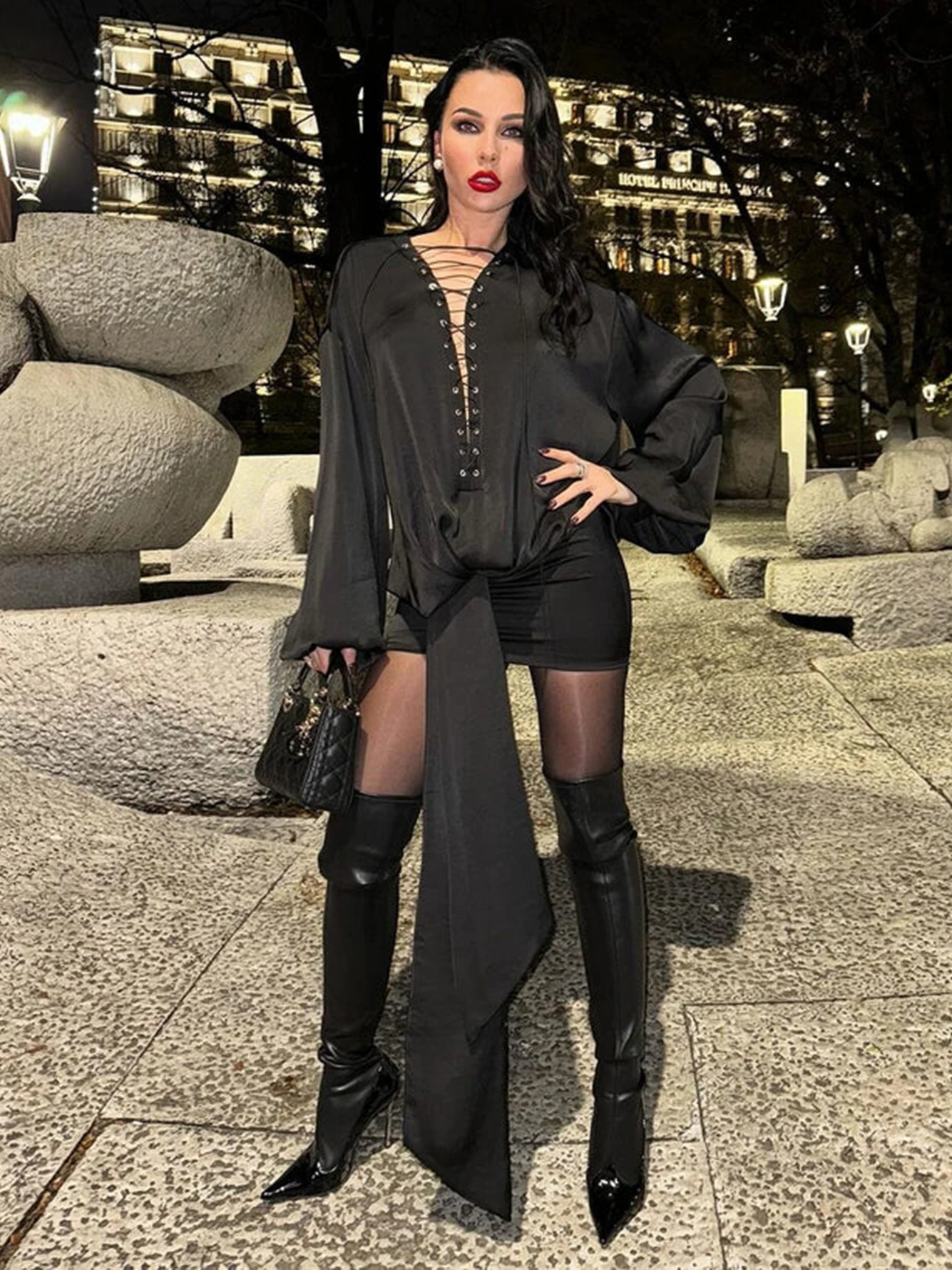 

Женское мини-платье с V-образным вырезом, длинным рукавом-фонариком и драпировкой