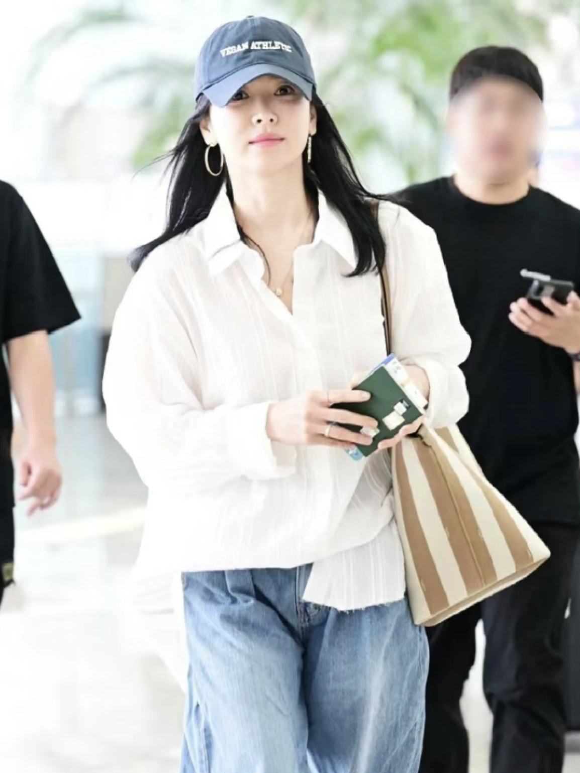 Song Hye-kyo 공항 패션에서 영감을 받은 베이지 운동 야구모자