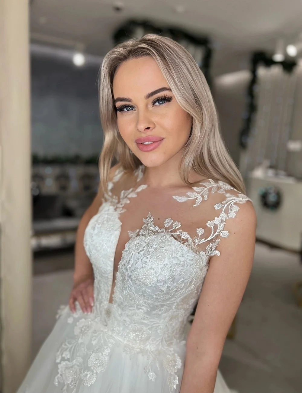 Рисунок 3 - Женское свадебное платье со шлейфом