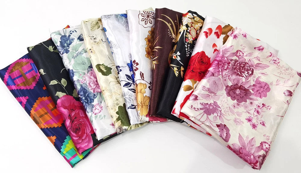 1 Meter x 1,48 Meter Vintage Blumen-Karo-Patchwork-Satin-Stoff, weiches Charmeuse-Material