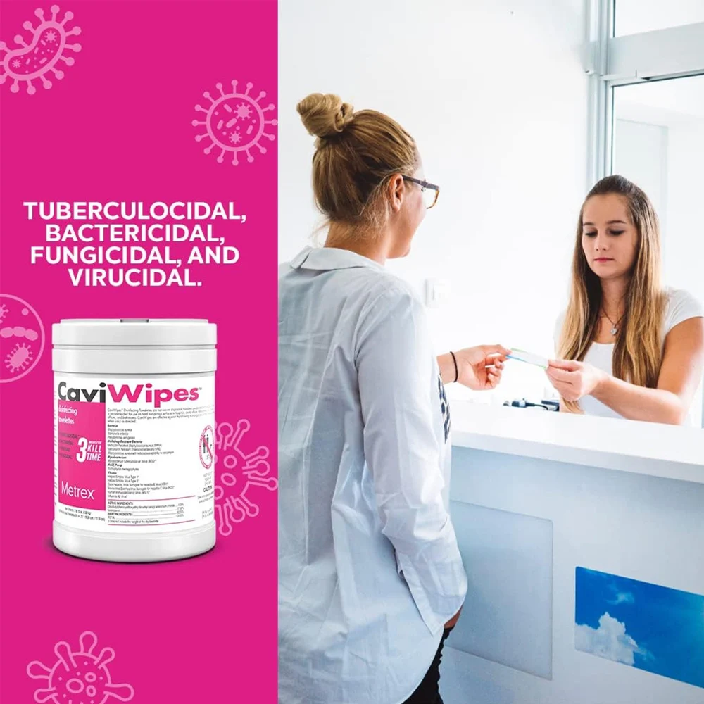 Paquet de lingettes désinfectantes CaviWipes ouvert, avec une lingette partiellement extraite.
