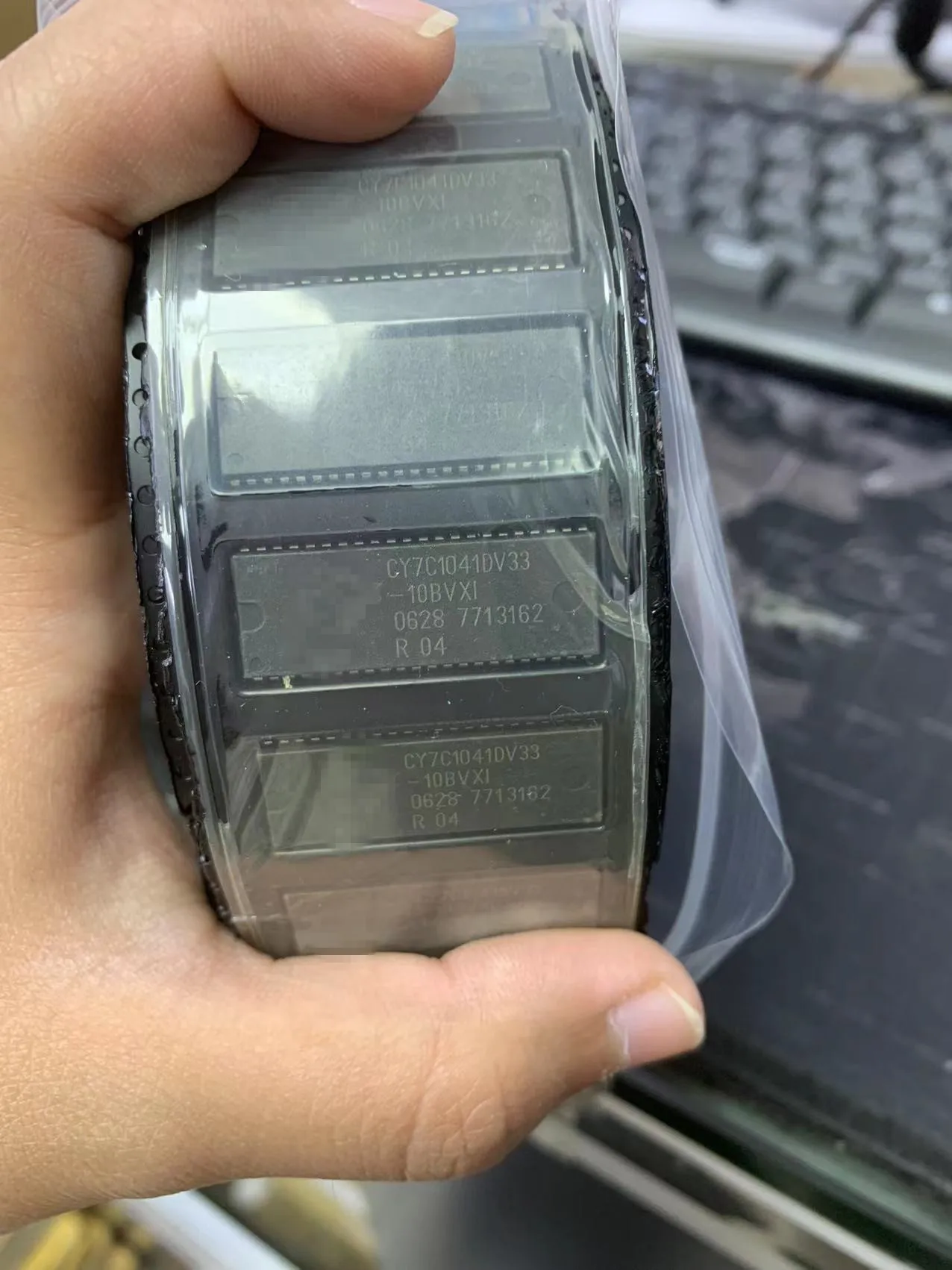

CY7C1041DV33 (1 шт.) подходящий BOM/универсальный чип, покупайте оригинал