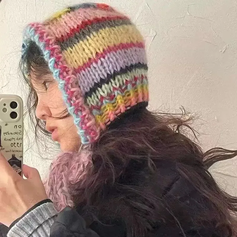 Neue Farbe Gestreiften Gehörschutz Sturmhaube Hut Winter Hand Gehäkelt Kontrastfarbe Krawatte Pullover Bean Cap für Damen