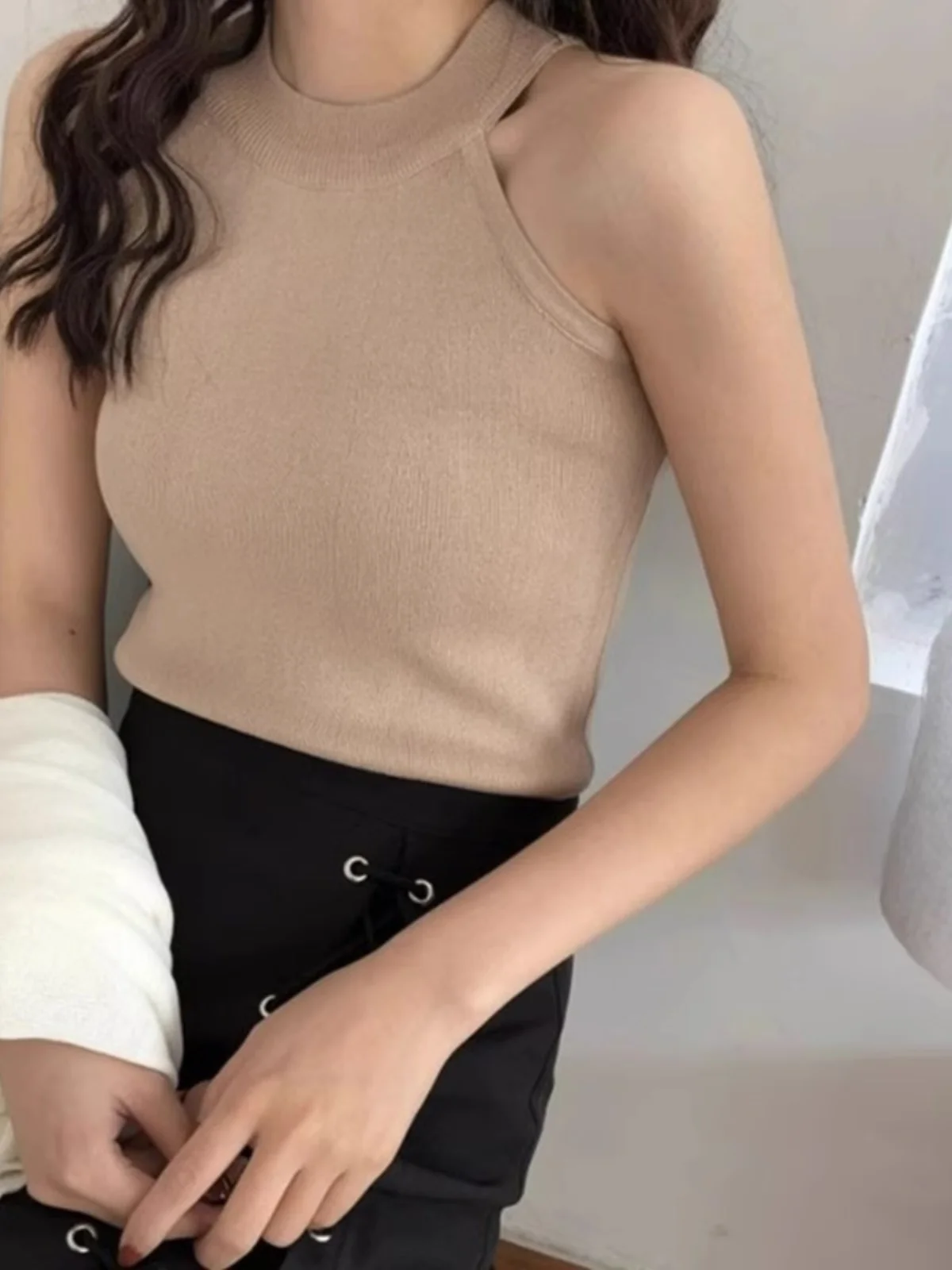 Women's Knitted Ne Hanging Strap Vest Svel Slim Fit Base Layer Top Summer Inner Wear Layering Design Sense Outerwear