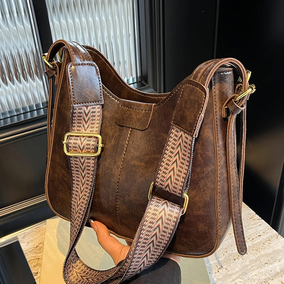 Versatile retro crossbody shoulder bag in solid color with textured design – women’s daily fashion accessory.