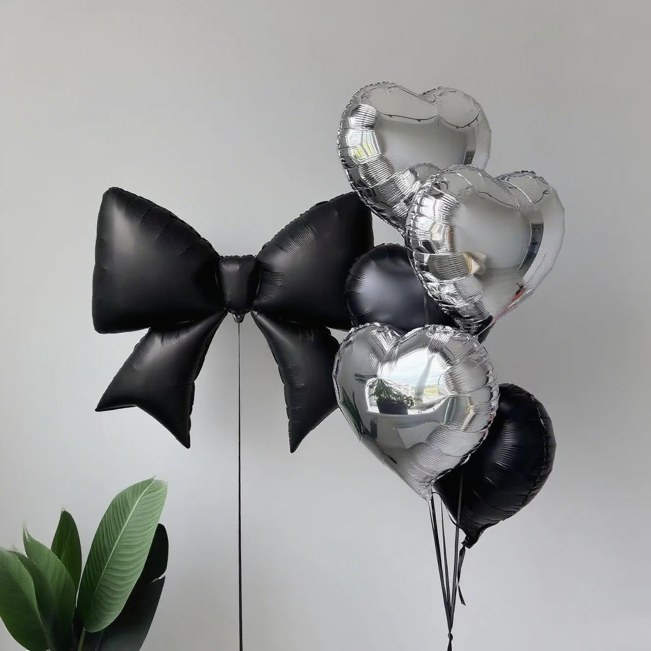 Schleifen-Liebes-Set: Ein Set aus schwarzen Schleifen und silbernen Herzen, geeignet zur Dekoration von Valentinstag und Jahrestagen