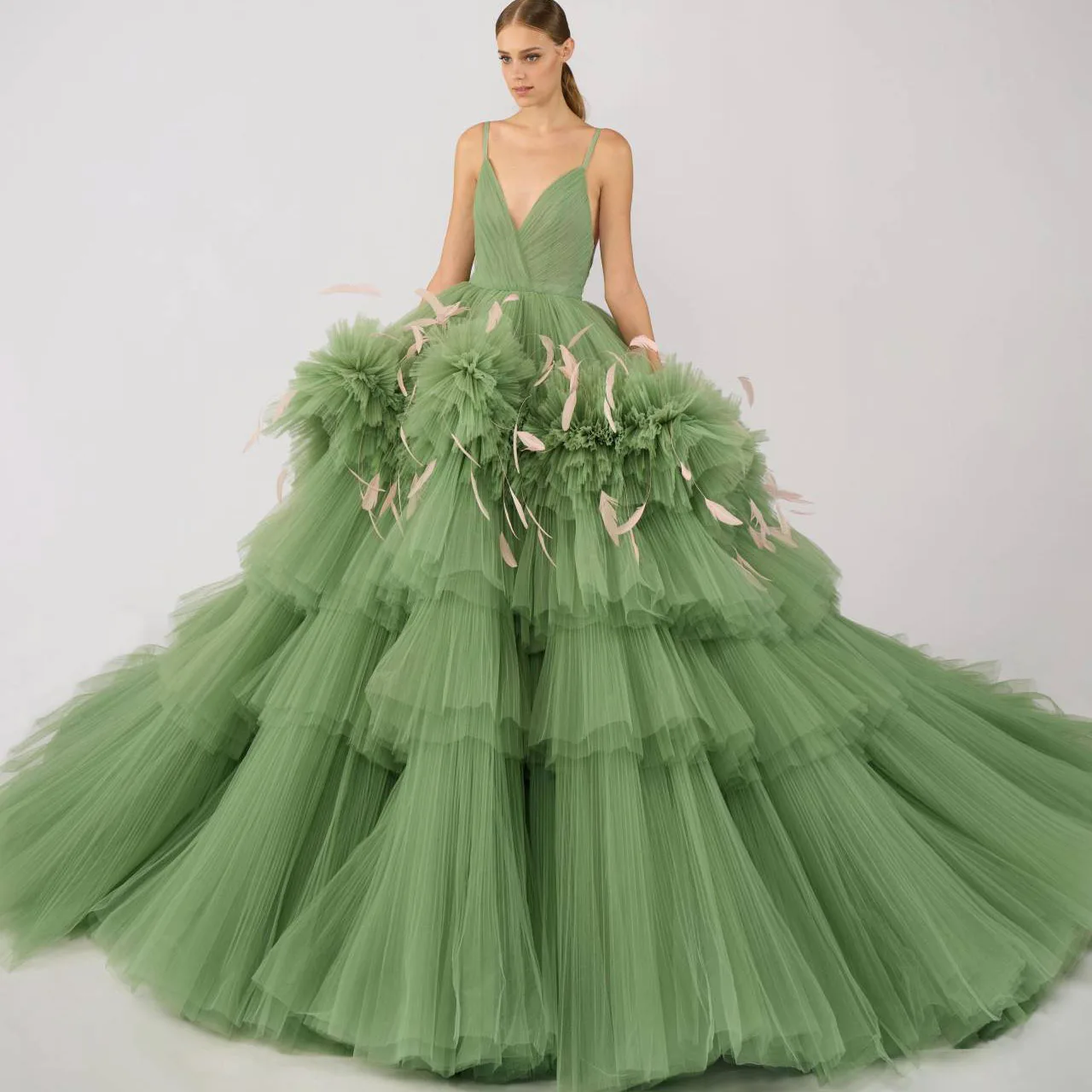

Green Spaghetti Strapless Prom Dress For Women Floor Length V-Neck Tiered Feathers Sexy Costume Backless שמלות ערב נשים 2024