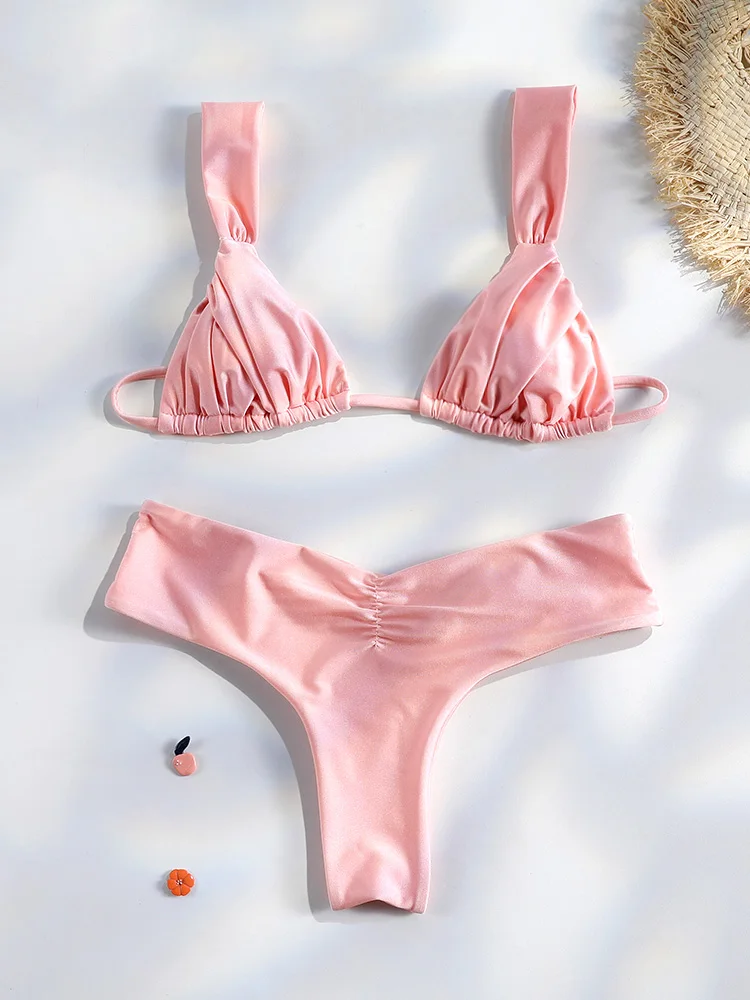 Set Bikini Sexy con Pieghe - Modella in spiaggia