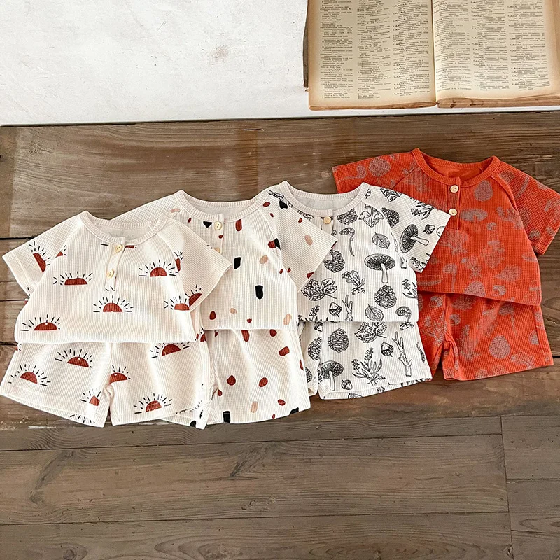 

Костюм для маленьких девочек и мальчиков, хлопковая футболка с коротким рукавом и принтом + шорты, комплект летней одежды для маленьких мальчиков и девочек