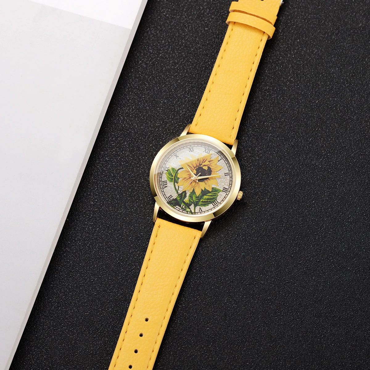 1pcs Women's Gift Watch Fashion Casual Roman Scale Sunflower Dial Classic Elegance Quartz Watch ( Box Not Included)