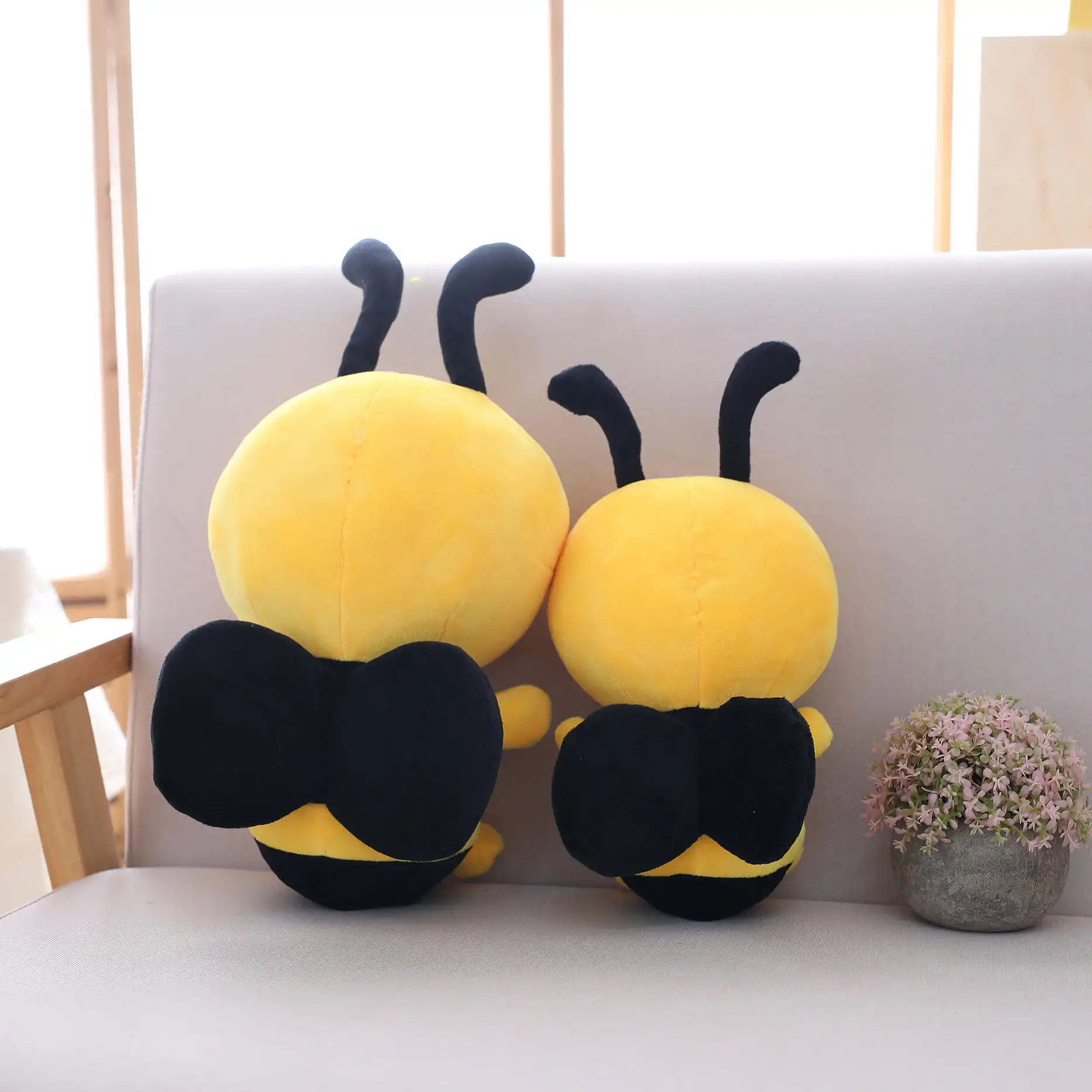 Cute Bee With Wings Plush Toys Lovely Stuffed Animal Dolls For Children Baby Birthday Home Decoration Christmas Gifts