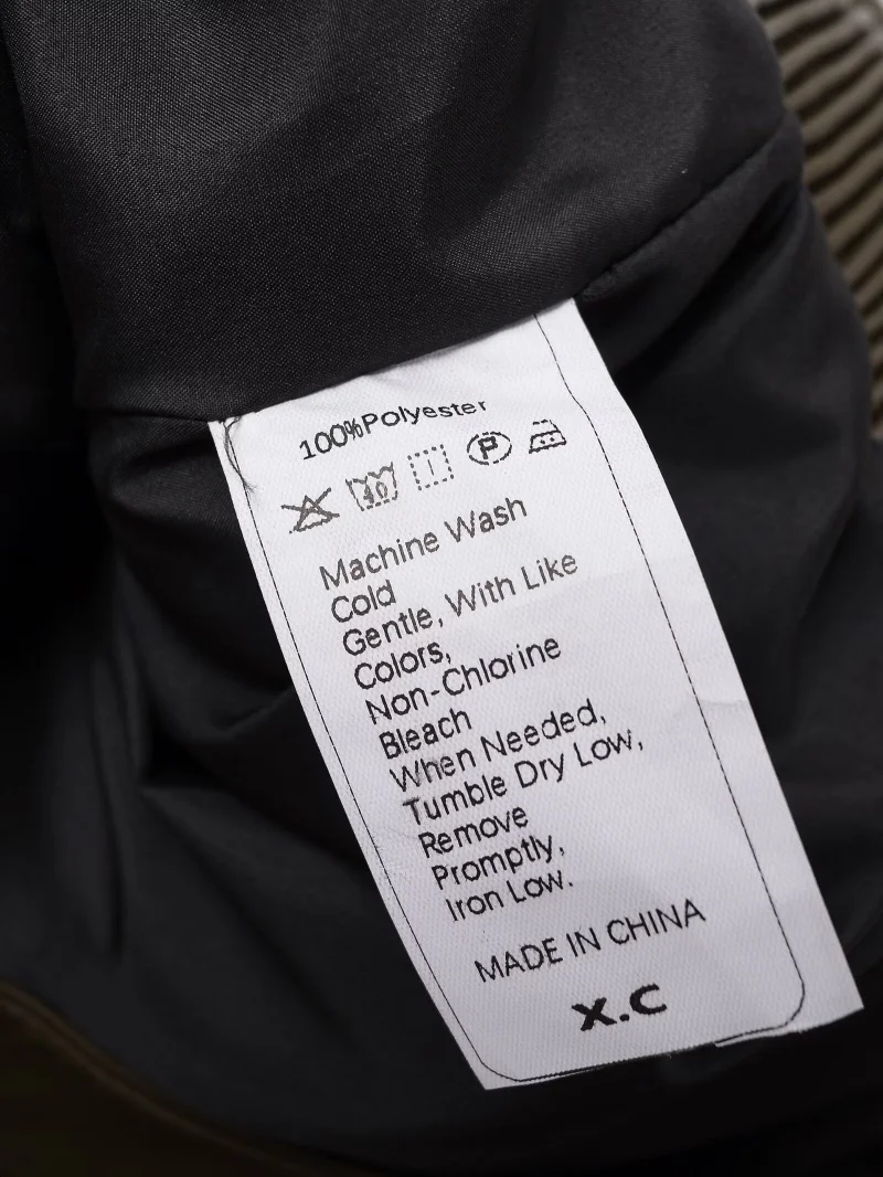 ETJ 2025, neue Damenkollektion: Motorrad-Kurzjacke mit Stehkragen, Y2K-Kunstlederjacke aus glänzendem Leder mit großen Taschen – Detail 16