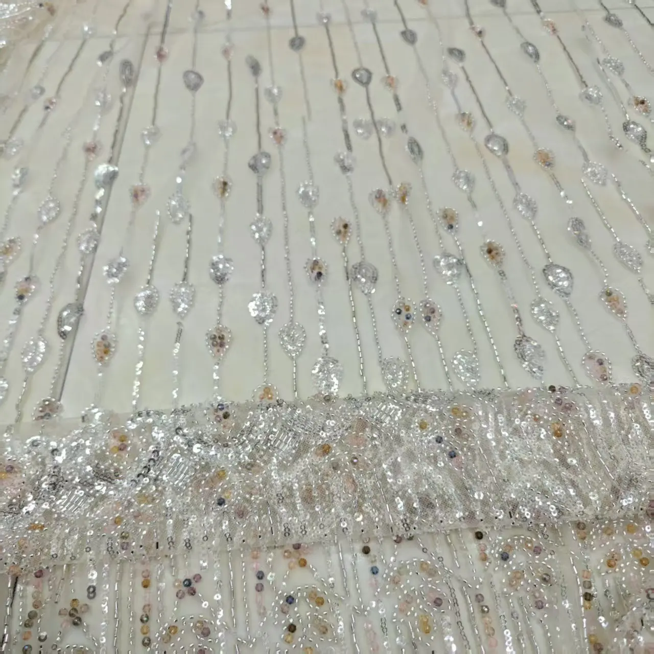 섹시한 스트랩리스 비즈 자수 네트 원단 웨딩드레스 슬립웨어 컴퓨터 자수 표준 품질 폴리에스터