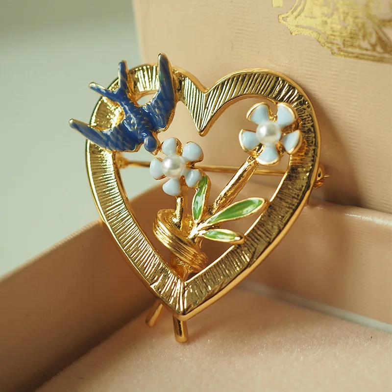 

Elegant Classical Enamelled flowers heart shaped luxury Brooches For Women Vintage Brooch Pins Coat Fashion Jewelry Accessories