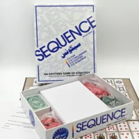 SEQUENCE عبارة عن لعبة بطاقات متطابقة مع قطع ملونة زاهية وحصيرة ألعاب، مع تصميم لعبة كلاسيكي. 3