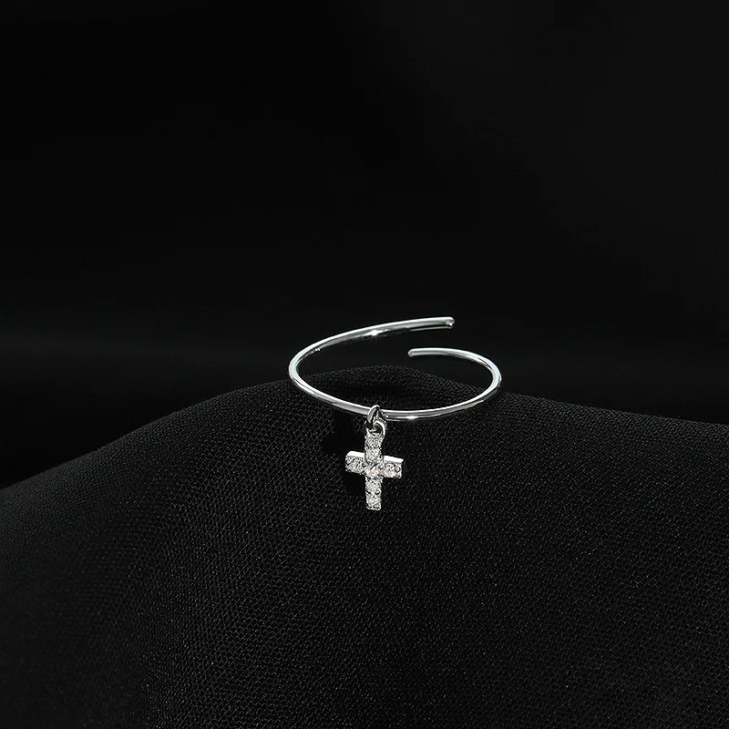 Рисунок 3 - Женское кольцо с инкрустацией из циркония