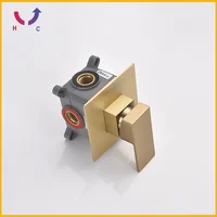 ก๊อกน้ำอ่างอาบน้ำแบบติดผนัง สีทองขัดเงา ทำจากทองเหลือง พร้อมหัวฉีดน้ำแบบหมุนได้ และฝักบัวมือ สำหรับน้ำร้อนและน้ำเย็น 3