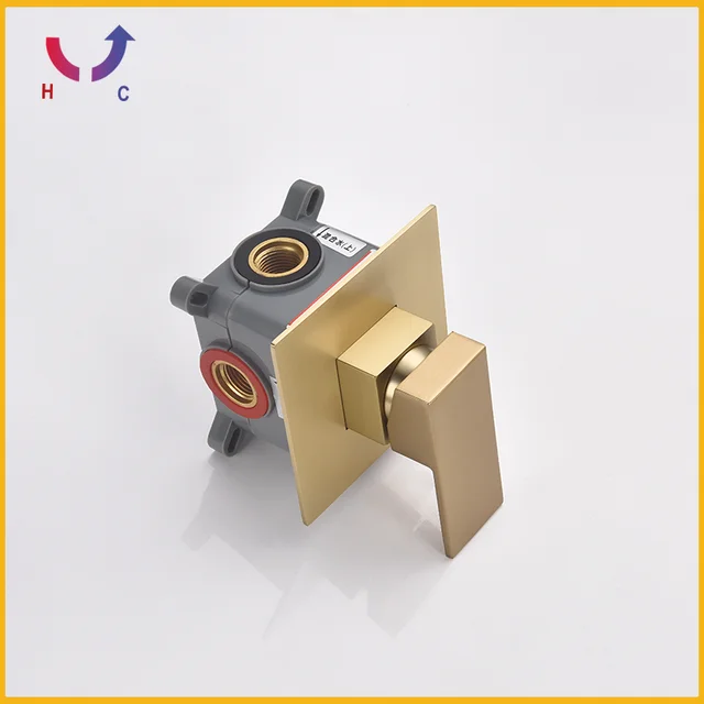 ก๊อกน้ำอ่างอาบน้ำแบบติดผนัง สีทองขัดเงา ทำจากทองเหลือง พร้อมหัวฉีดน้ำแบบหมุนได้ และฝักบัวมือ สำหรับน้ำร้อนและน้ำเย็น 3 ก๊อกน้ำอ่างอาบน้ำแบบติดผนัง สีทองขัดเงา ทำจากทองเหลือง พร้อมหัวฉีดน้ำแบบหมุนได้ และฝักบัวมือ สำหรับน้ำร้อนและน้ำเย็น 3