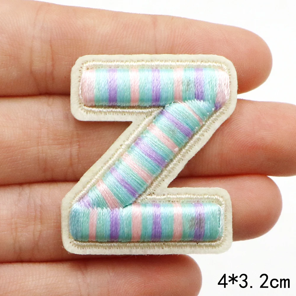1 Stück 40mm Blau gestreifte A-Z Alphabet-Aufnäher zum Aufbügeln für Kleidung, Applikation, bestickte Aufnäher, DIY, individuelles Namensschild, Deko-Aufkleber – Detail 29