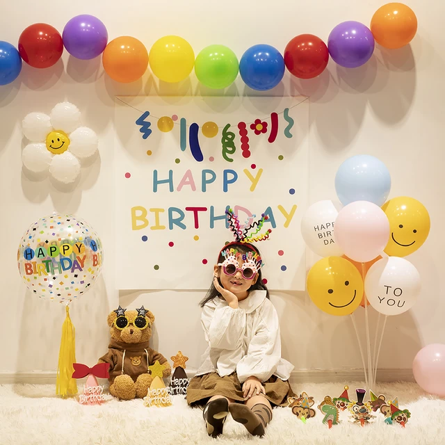 Niño Celebrar Cumpleaños. 1 Año, Decoraciones, Globos. Fotos, retratos,  imágenes y fotografía de archivo libres de derecho. Image 141325804