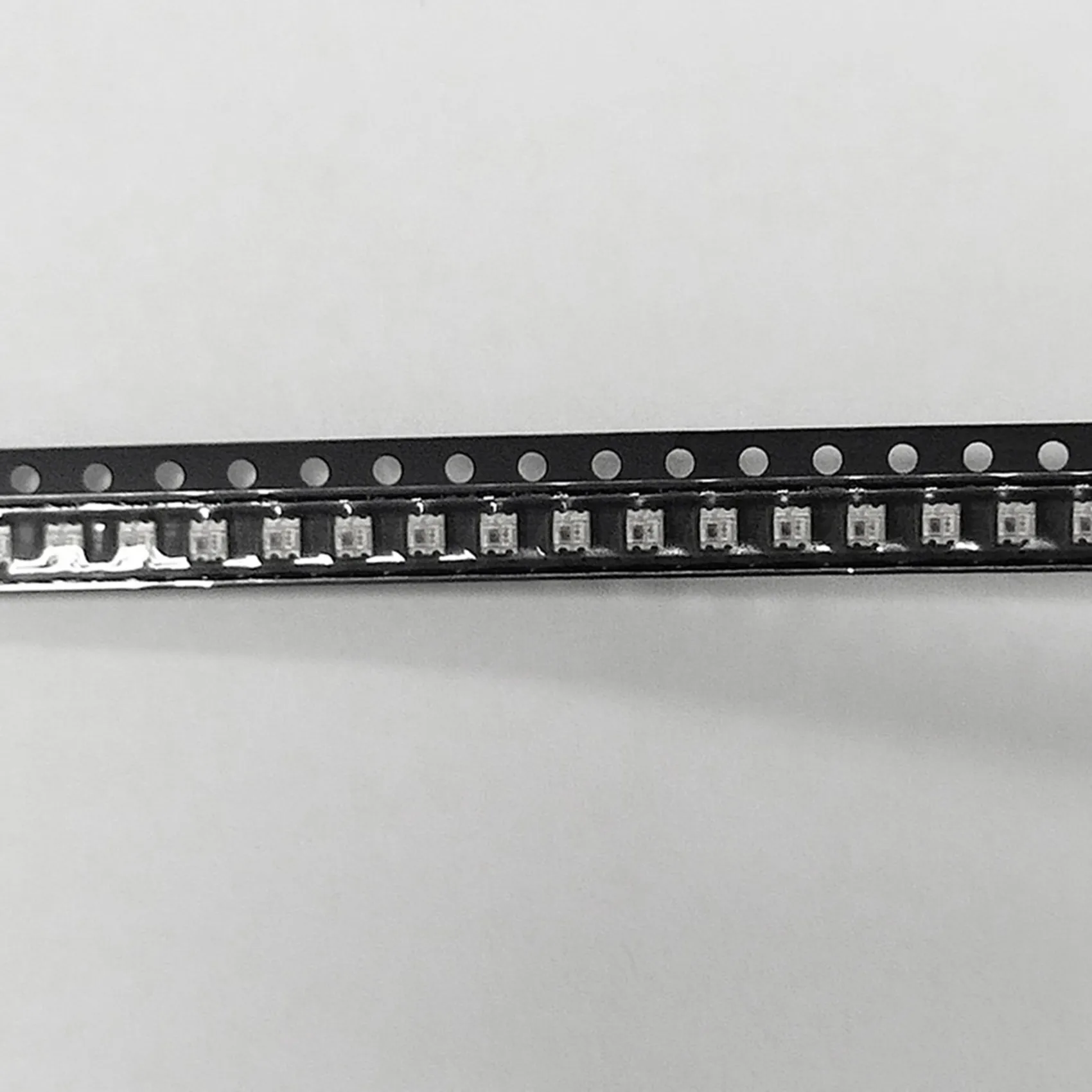 A74E-1200Pcs WS2812 2020 LED 칩 4핀 미니 화이트 PCB 주소 지정 가능 디지털 RGB 풀 컬러 LED 칩 DC5V LED 스트립 스크린용