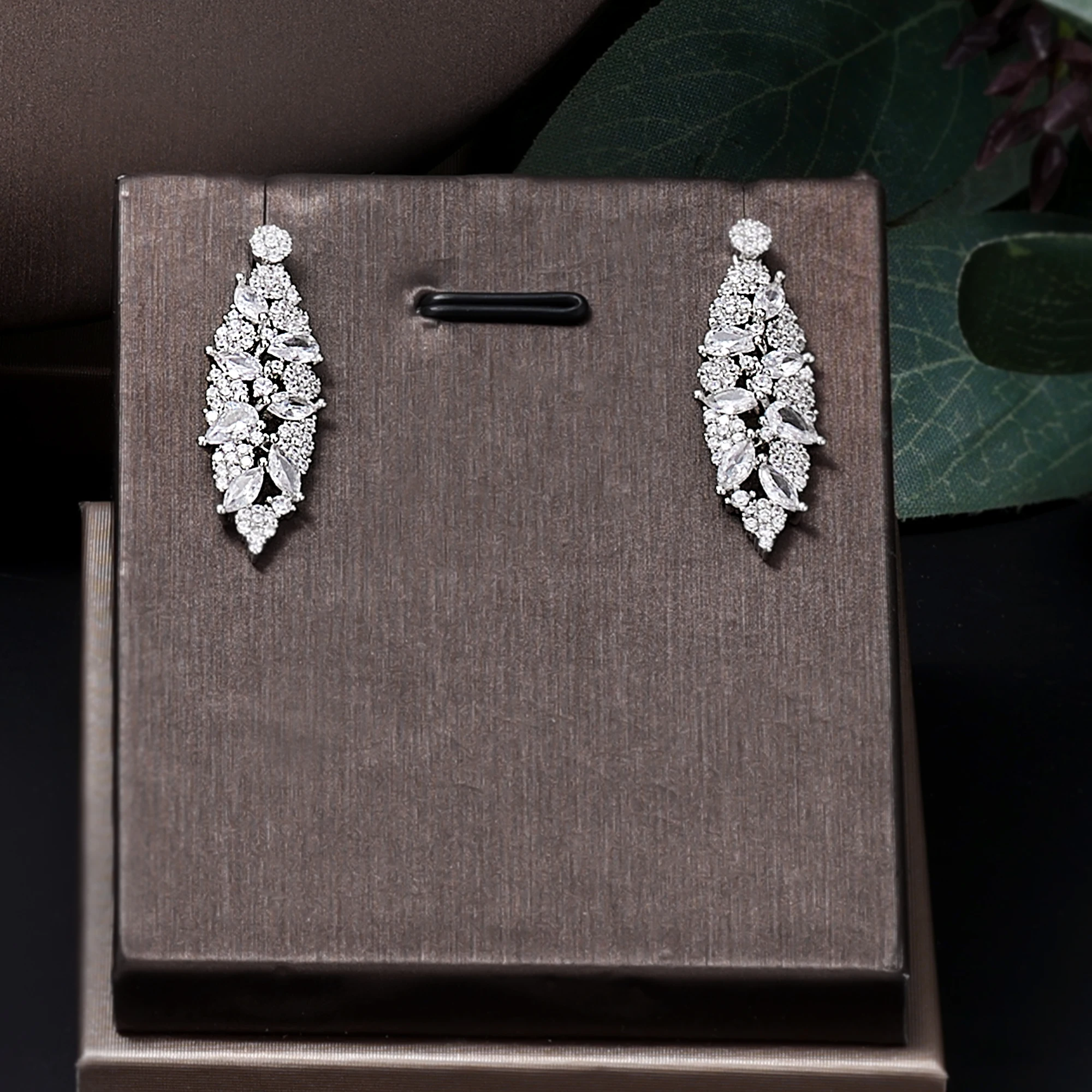 Bridal jewelry set close-up 5