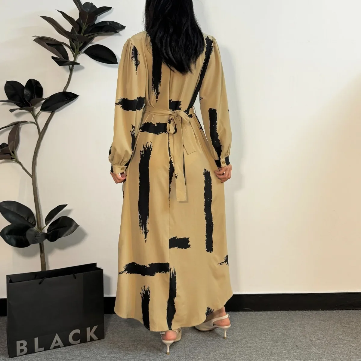 فستان طويل بنقشة عصرية – لون بيج مع تفاصيل سوداء