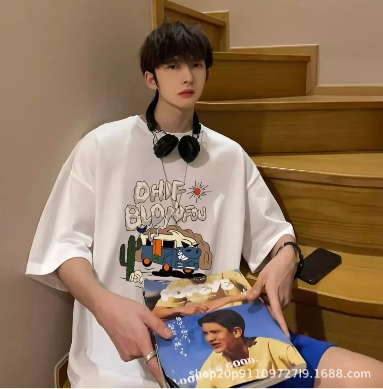 فضفاض عصري قصير الأكمام الرجال تي شيرت تنفس الكرتون طباعة الصيف أزياء عارضة أعلى نصف كم هونغ كونغ نمط المحملة