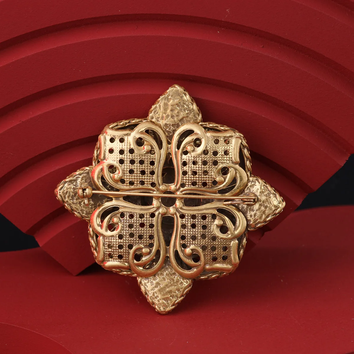 Vintage senior simple personality with small temperament brooch