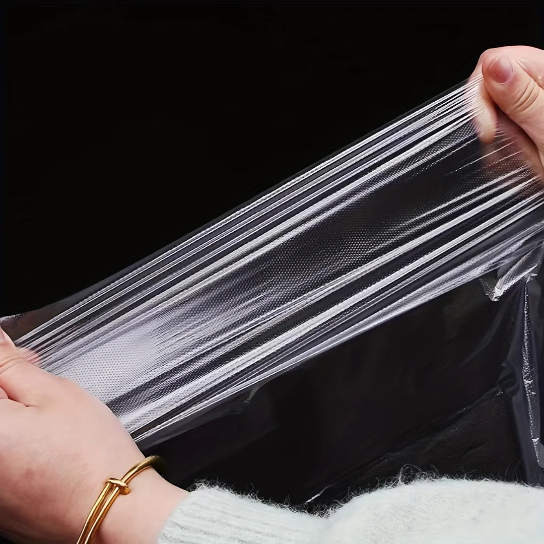 Mains enfilant des gants jetables Hygiène Alimentaire, préparation de nourriture