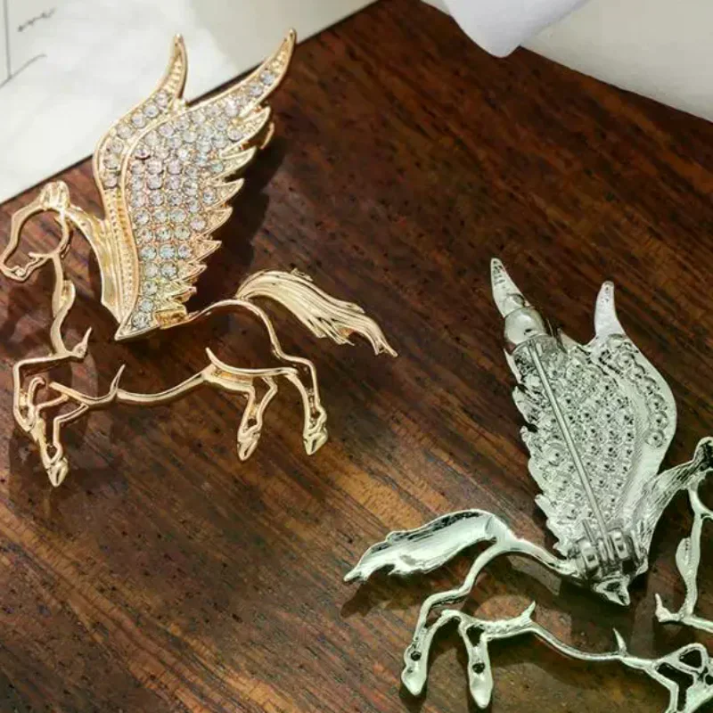 Fashion Rhinestones Alloy Horse With Wings Brooch Zodiac Pony Pins Women Men Clothing Accessory Suit Lapel Corsage New Year Gift