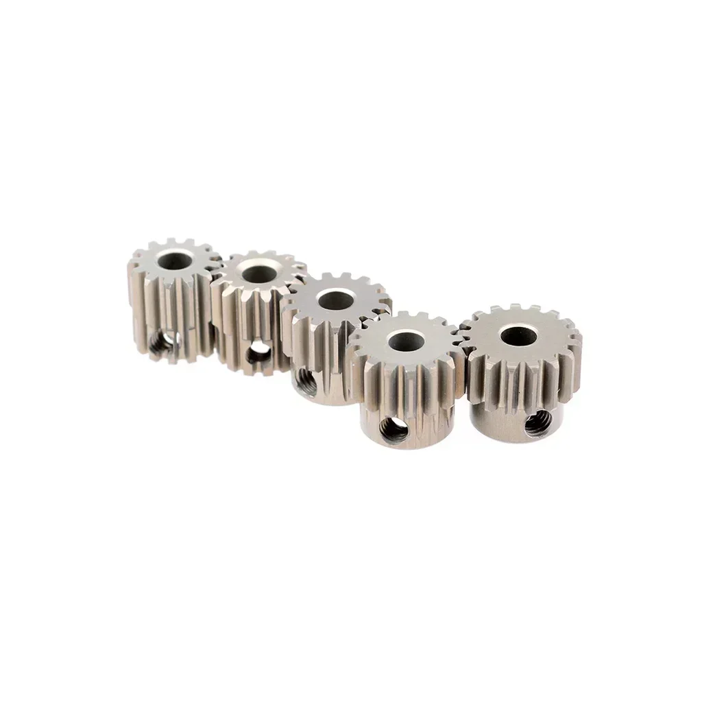 Pignon moteur RC M0.6 20T alésage 3.175mm en métal bleu, posé sur une surface noire avec reflets lumineux.
