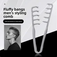 Peigne de coiffure pour homme, en plastique, adapté au quotidien, aux voyages d'affaires, aux déplacements, au bureau et à l'usage en dortoir. Portable, compact, facile à ranger. Aide à créer du volume à la racine des cheveux, à organiser les mèches rebelles, à créer une texture et à réaliser des coiffures lissées. Outil de coiffure et de toilettage 5