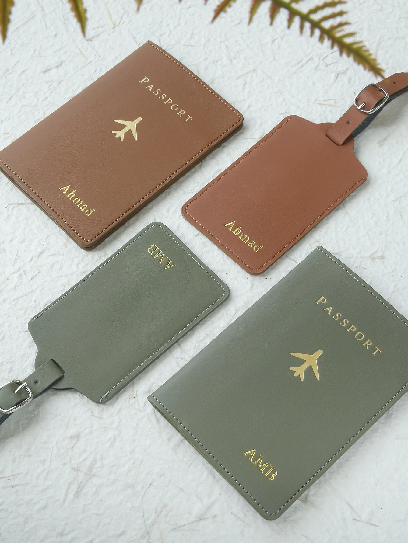 2 Stück Personalisierter Passhalter mit Namensprägung, Goldener Monogramm-Passumschlag, Faltbare Leder-Passhülle, Gepäckanhänger – Detail 4