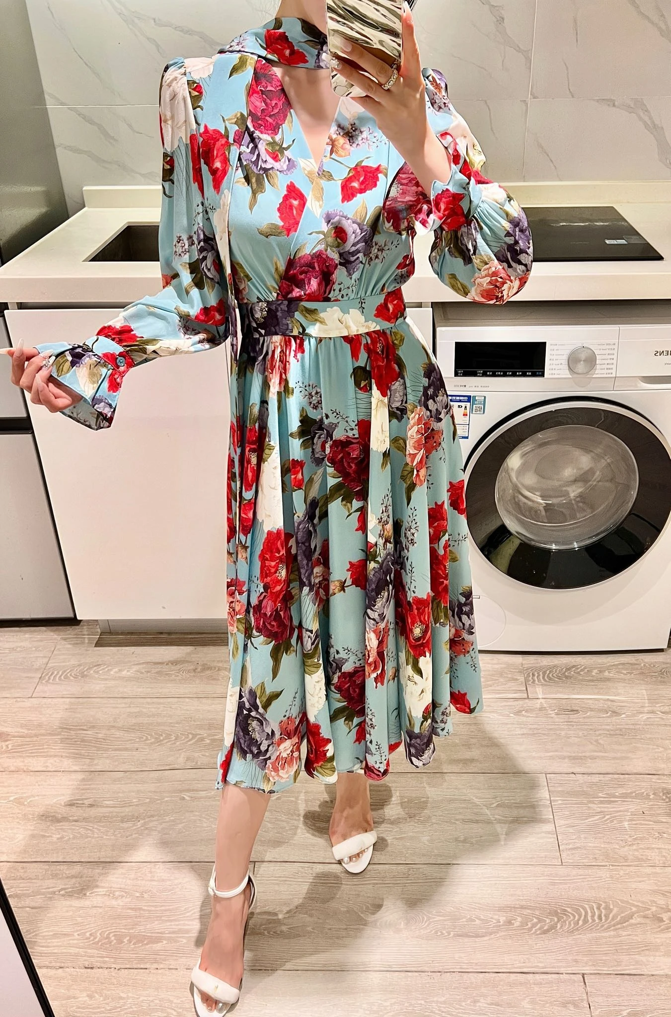 Рисунок 2 - Женское длинное шелковое платье с цветочным принтом