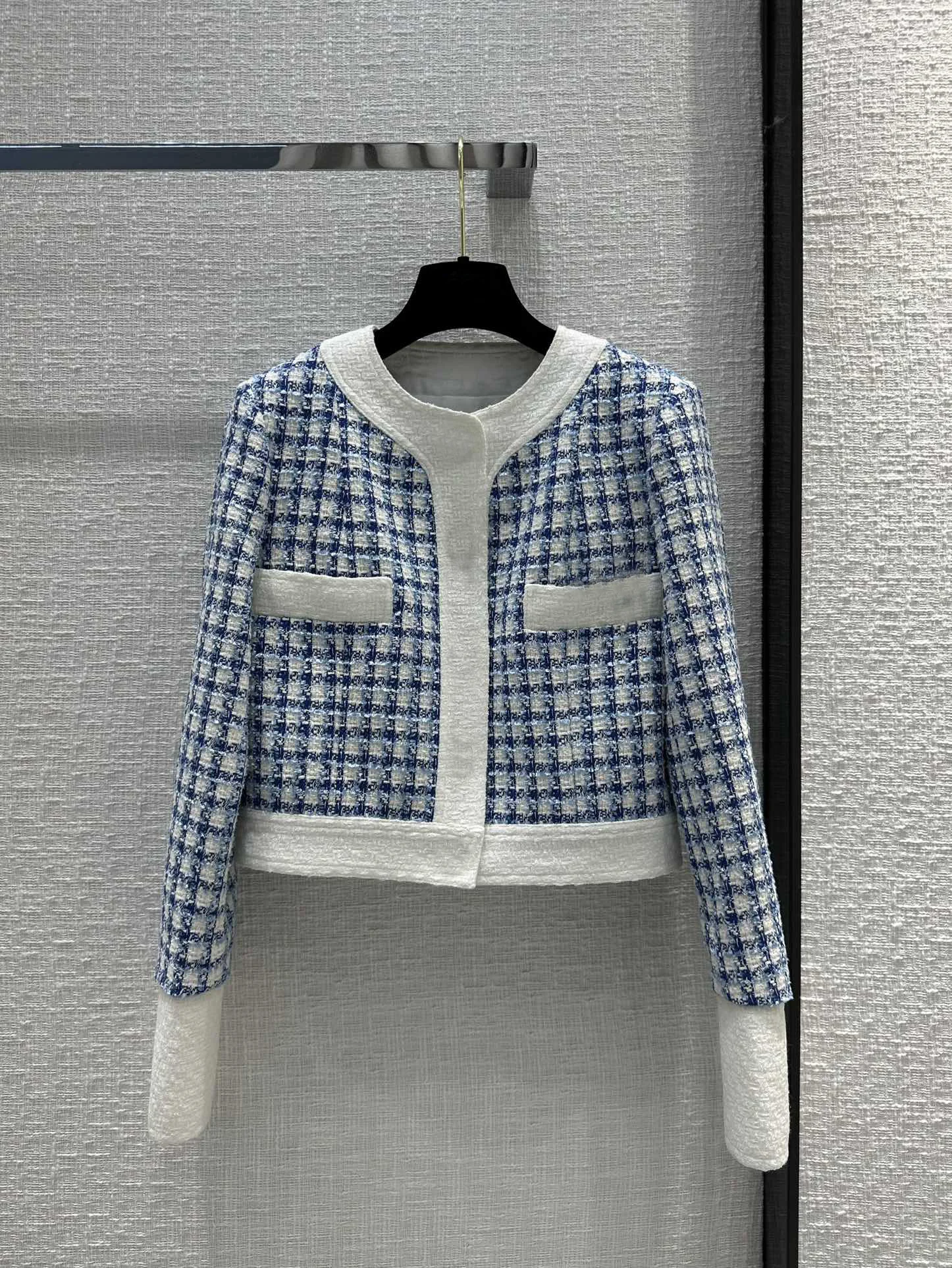 

Blue and white woven plaid soft coat, super whitening, with racquet crystal brooch age reduction and advanced tone6.20