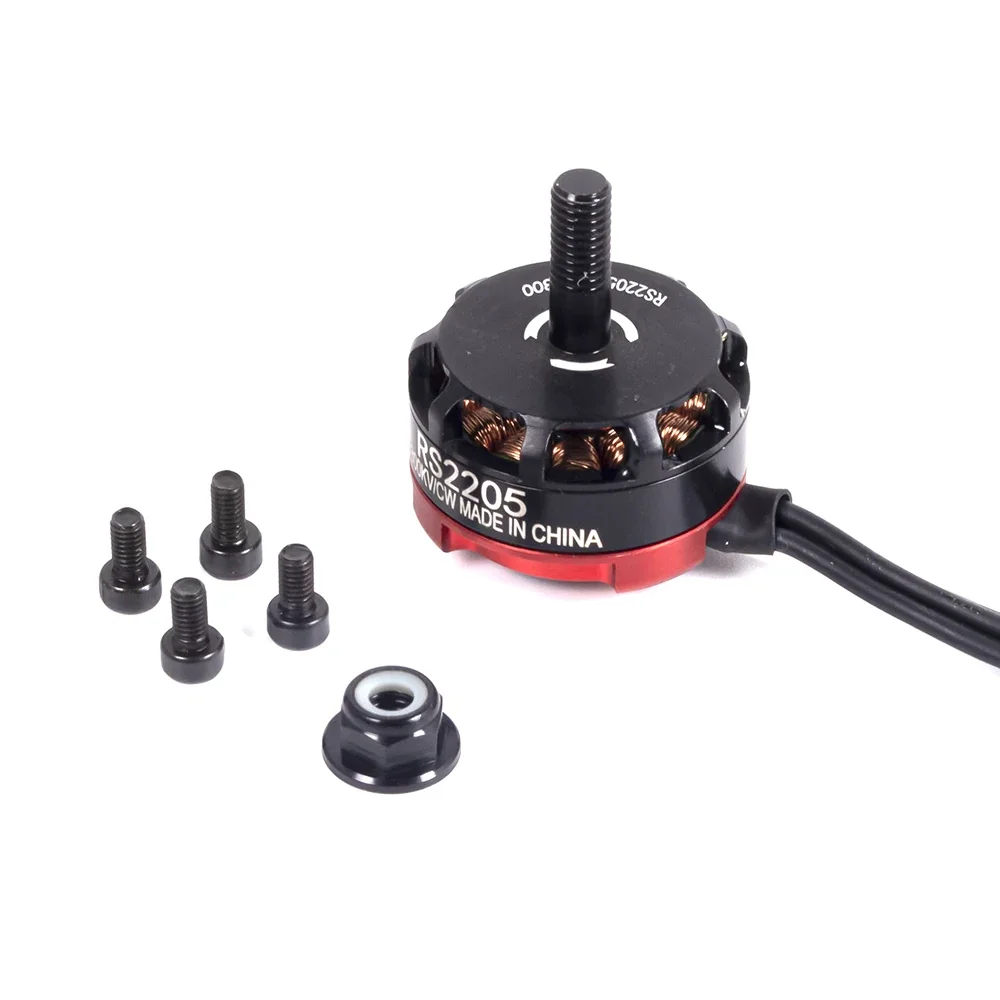 Moteur brushless RS2205 2300KV installé sur un bras de drone FPV, avec des hélices montées.