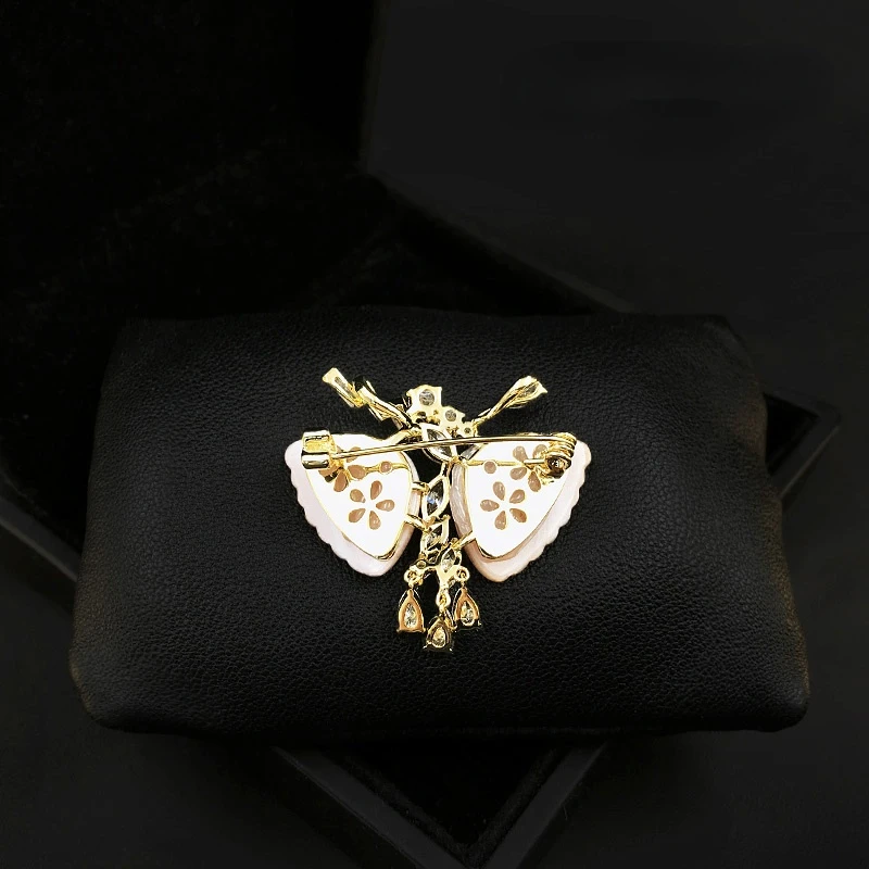 Natural Pink Shell Butterfly Brooch Women Sweet Cute Shining Insect Pins Zircon Corsage High-End Coat Sweater Pin Jewelry Gifts