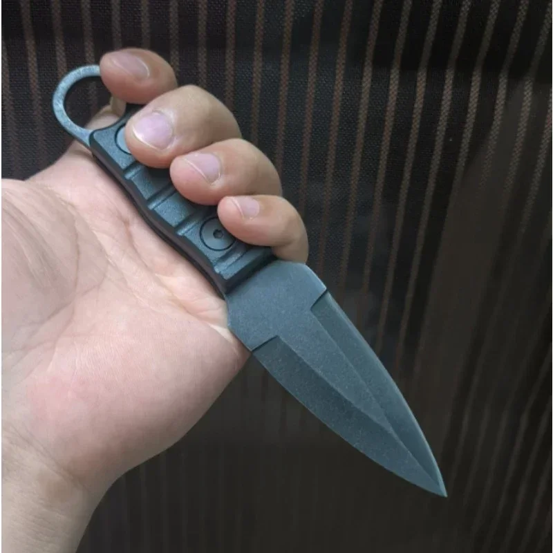 Detailný pohľad na špičku čepele a spracovanie ostria.