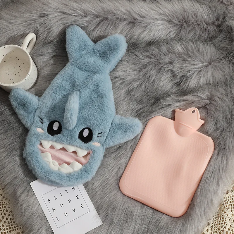 1Pc น่ารักพกพาได้ Plush Shark Pvc ร้อนกระบอกน้ำกระเป๋าความเครียด Relief นุ่มฝาครอบฤดูหนาวความร้อน Reusable มืออุ่น